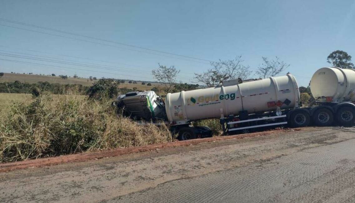 Imagem de compartilhamento para o artigo Corpo de Bombeiros atua na BR em Paranaíba garantindo segurança após vazamento de álcool anidro da MS Todo dia